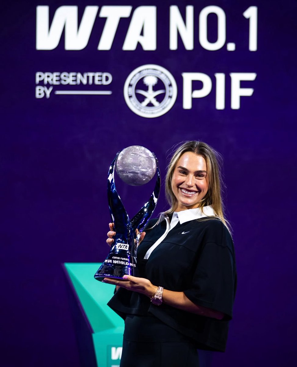TheTennisLetter's tweet image. Aryna Sabalenka lifts the WTA Year End World #1 Trophy for the second season in a row. 

Ran it back. 

🐅🏆🥇

(via WTA on IG)