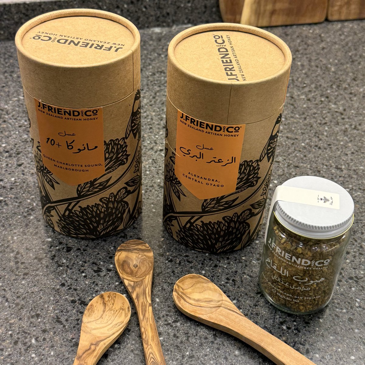 مو قادرة اوقف ملعقة ورى ملعقة بحياتي ماذقت عسل لذيذ مثل كذا. وصلني من يومين ووقفت اعد كم مره اخذت منه. مستحيييل اجيب لكم شيء مو مجرب طبيعي ١٠٠٪ وقوامه وطعمه في المخخخ 🤏🏻