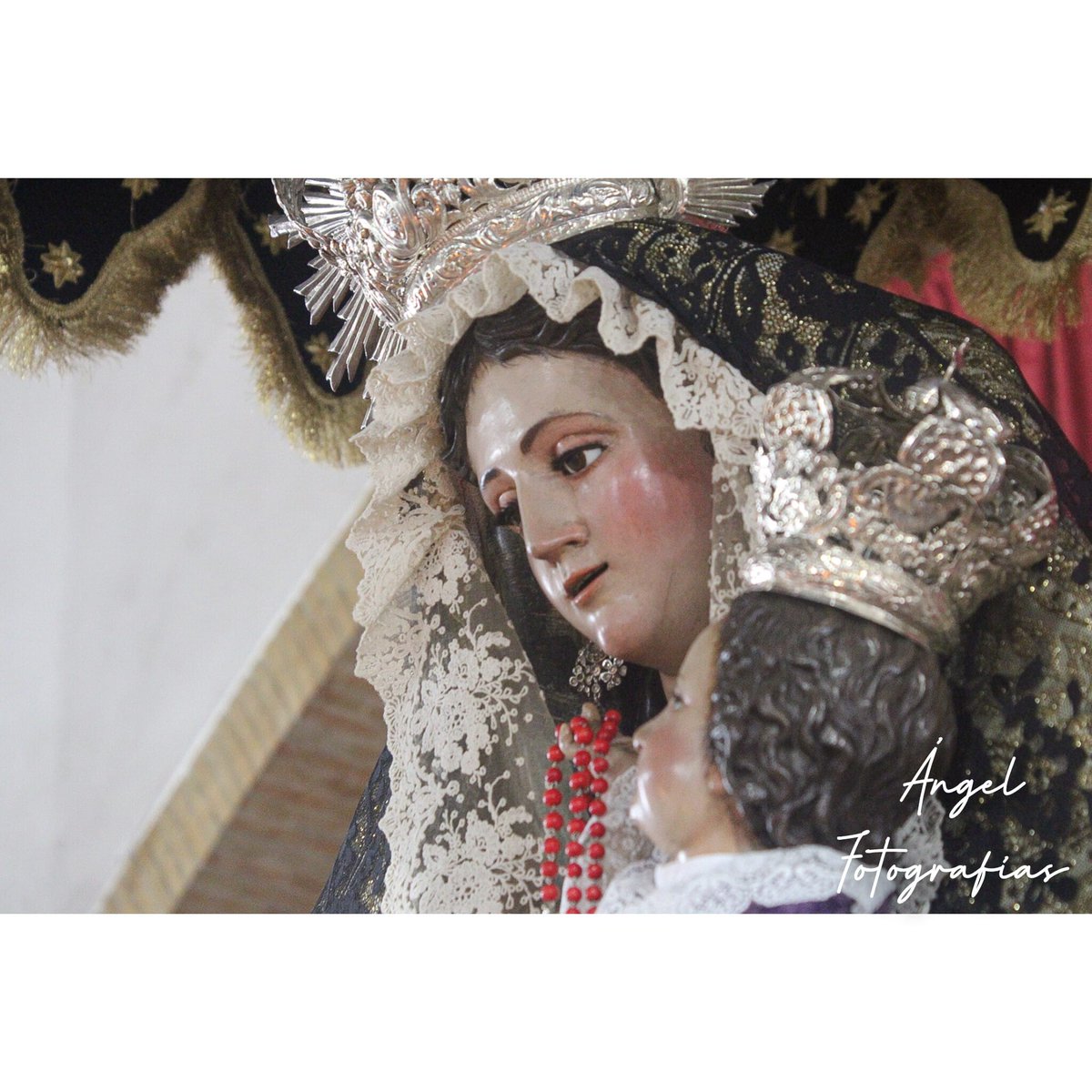 CarmendeBonanza's tweet photo. El divino infante estrena para esta ocasión una cazaca color morado brocada.
 
Del exorno floral, se destaca los cuatros juegos de ramilletes de talco que realizó Don Manuel Prado Torre este año, siendo estrenado en la Novena de Julio en Honor a a Nuestra Señora. https://t.co/uPXUSqY73q
