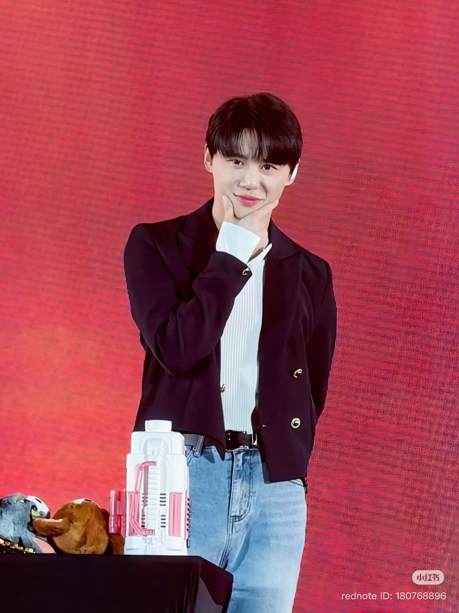 난 또 그의 미모에 치이고…날아간다….꺄아🫠