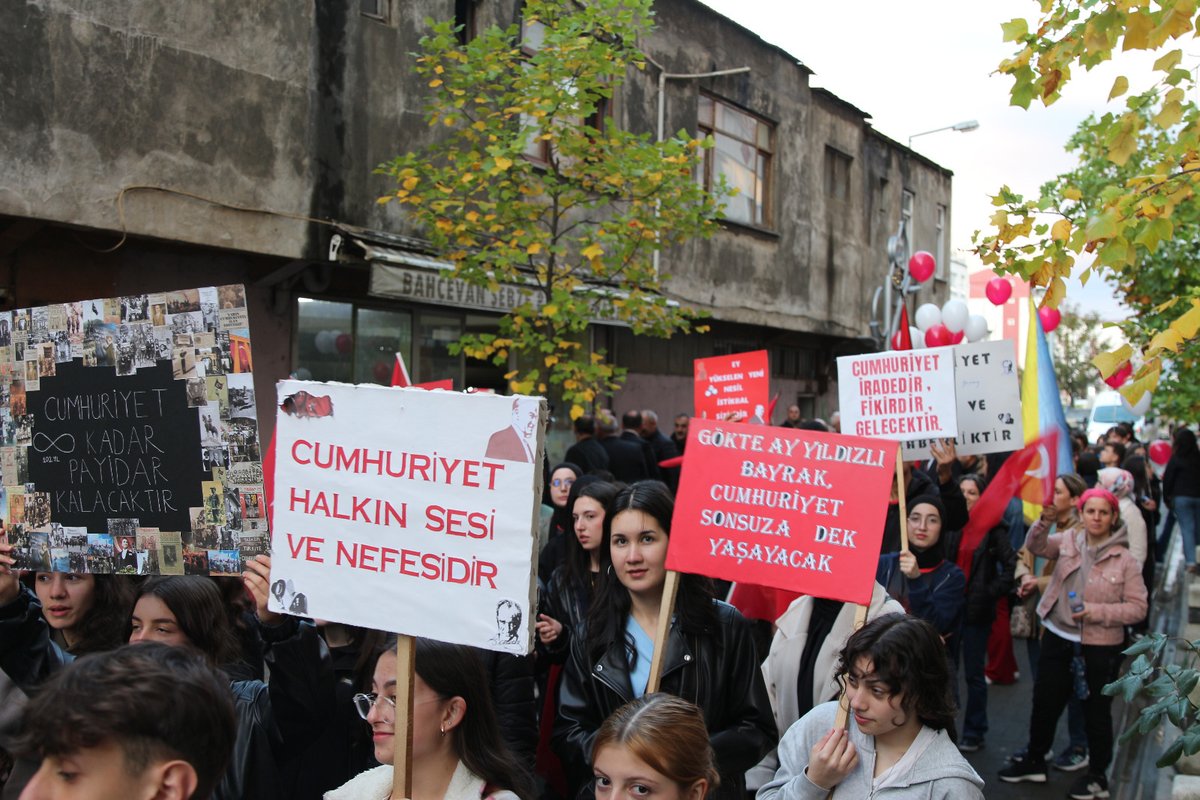 Cumhuriyet Bayramı kutlamalarımız Fener Alayı yürüyüşü ile devam etti. Fen Lisesi öğrencilerimizden oluşan bando takımı eşliğinde, Atatürk ve Türk bayraklarıyla, meşalelerle, Cumhuriyetle ilgili anlamlı sözlerin yer aldığı dövizlerle gerçekleştirilen yürüyüşe halkımız da katıldı.