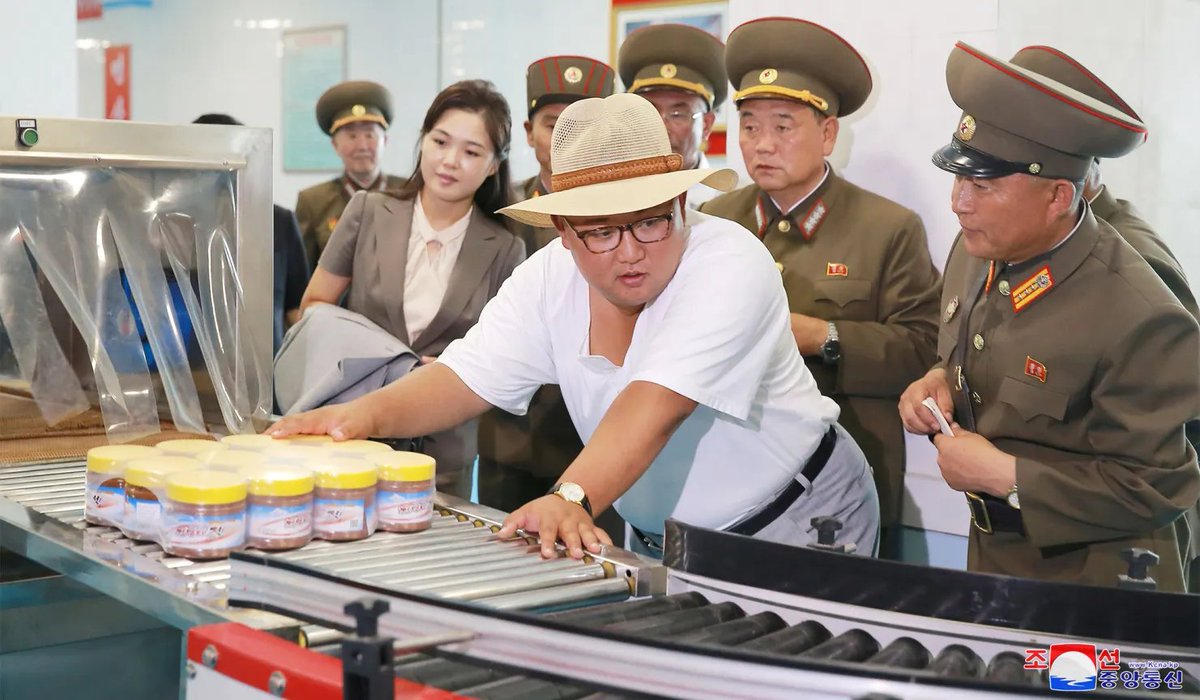 DPRK_News's tweet image. Important field guidance lecture of Supreme Leader Kim Jong-un recorded by three scribes for posterity.
