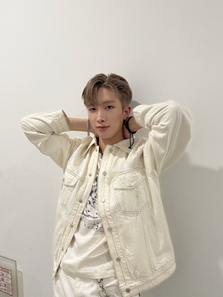 [#DONGYEON]
파워! 오늘 정말 오랜만에 방문한 태국!! 에서의 콘서트를 끝냈어요! 오와아아아아ㅏ
너무너무 뜨거운 무대를 선물해 주셔서 감사해요 파워!!! 오랜 시간 동안 볼 수 없었던 만큼 파우를 향한 마음이 조금은 식지 않았을까 하는 걱정 반, 이번 태국은 또 얼마나 뜨거울지 하는 기대 반으로