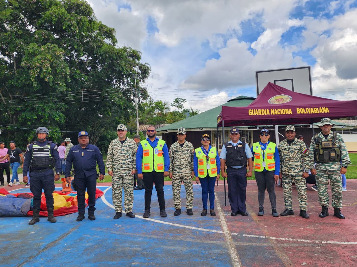 InttStaelena3ge's tweet photo. El Instituto Nacional de Transporte Terrestre, en Santa Elena de Uairen junto a GNB, CPNB y milicia bolivariana impartió charlas de educación vial para consejos comunales. En actividad denominada "Sábado Comunal Militar Navideño"

¡El INTT, Garante de la Seguridad Vial! https://t.co/688tts9HlS