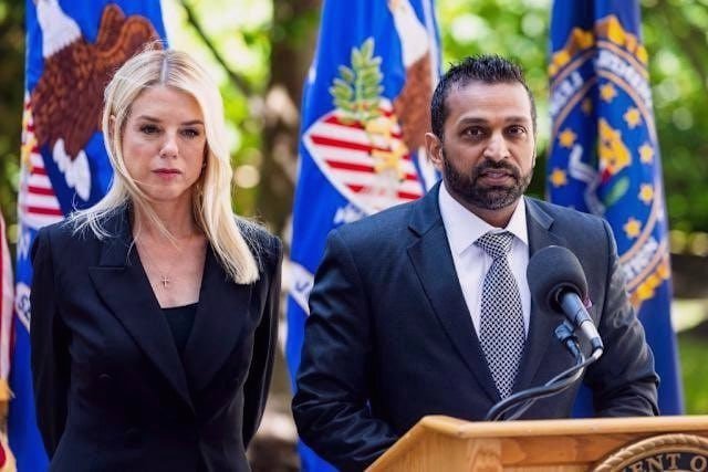 ElephantSignal's tweet image. 🚨BREAKING: Kash Patel uncovers private Clinton emails with Chinese officials discussing uranium deals.
Should Clinton face espionage charges?
Yes — this is treason.
No — just bad diplomacy.