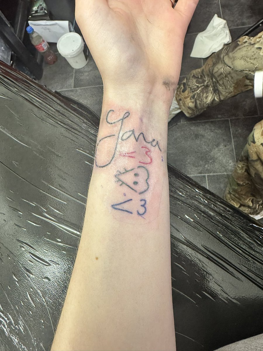 Tattoo reveal ❤️❤️❤️
<a href="/NeilNewbon/">Neil Newbon - gathering party for BG3</a> your writing and heart stung like a bishhh 

Thank you <a href="/Devilligan/">Tom De Ville</a> &amp; <a href="/BlueOwlzMedic/">Blue Öwlz: Medic</a> and Neil for doing these for me ✨