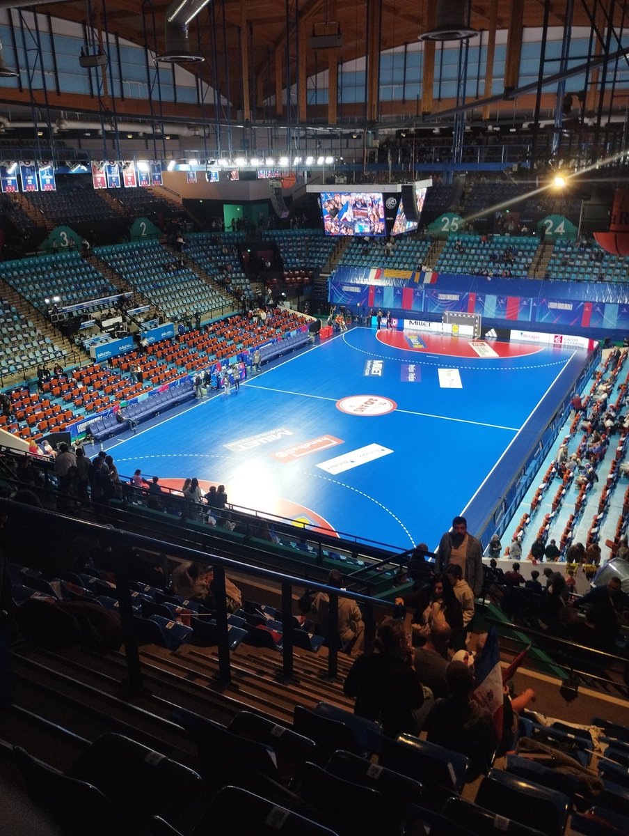PedroPilou's tweet photo. @ffhandball donc on peut acheter des places pour un match où on ne vas pas voire les cages d'un coté du terrain ?? https://t.co/gkBm6a9dVd