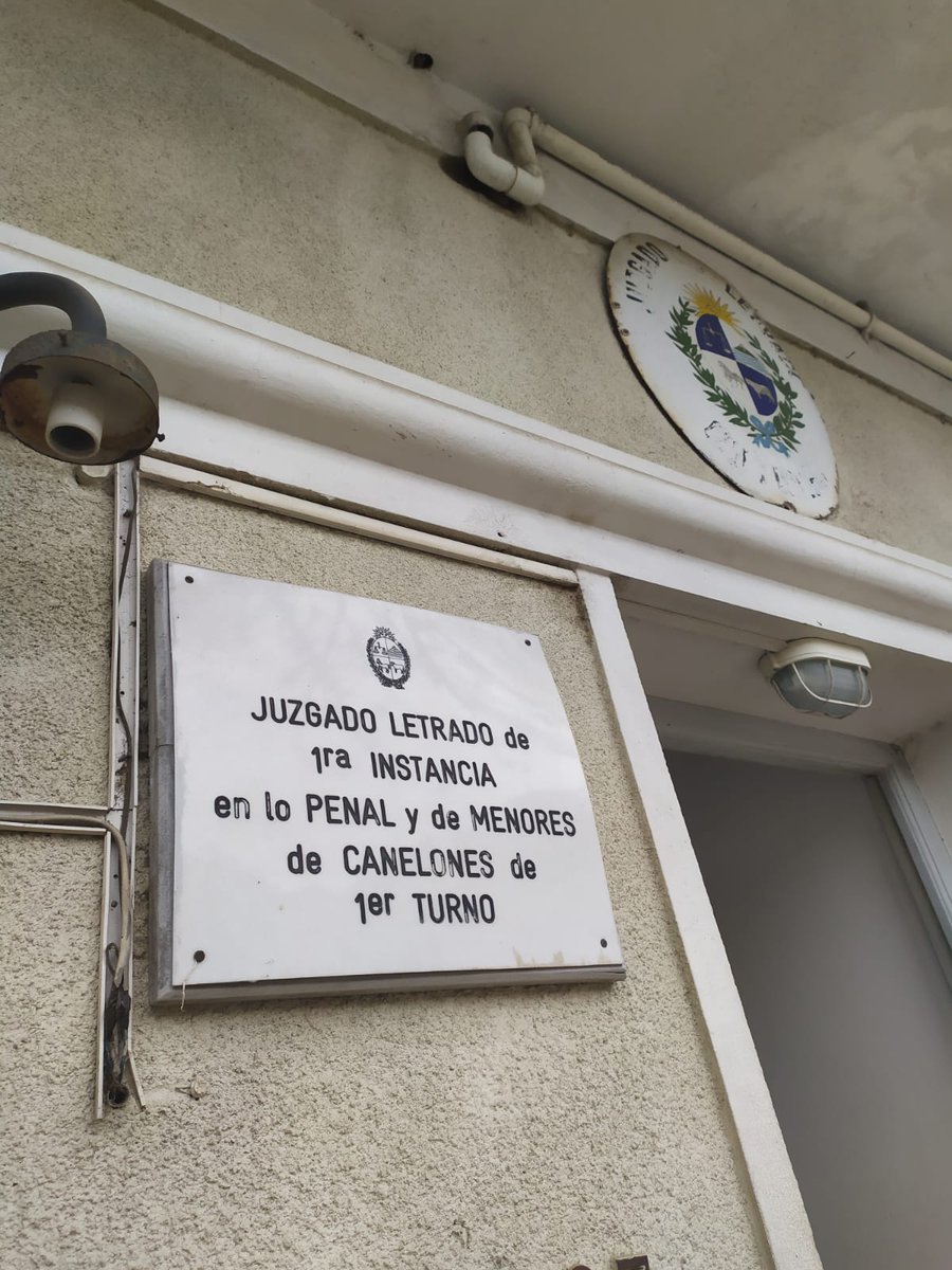 𝗗𝗘𝗟𝗜𝗡𝗖𝗨𝗘𝗡𝗧𝗘 𝗗𝗘 𝟮𝟯 𝗔𝗡̃𝗢𝗦 𝗔𝗧𝗥𝗔𝗣𝗔𝗗𝗢
Entre los hechos resueltos está el ingreso y robo en un kiosco de calle Treinta y Tres de Canelones, de donde se llevó dinero en efectivo y varios efectos. La Justicia lo condenó a 14 meses de prisión.