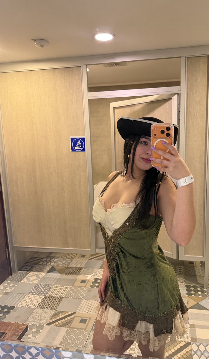 No creo q en la tienda de disfraces esté haya sido el único que había !!! Era el último disponible para arrendar jajajajaja!!! Era para mi si o si