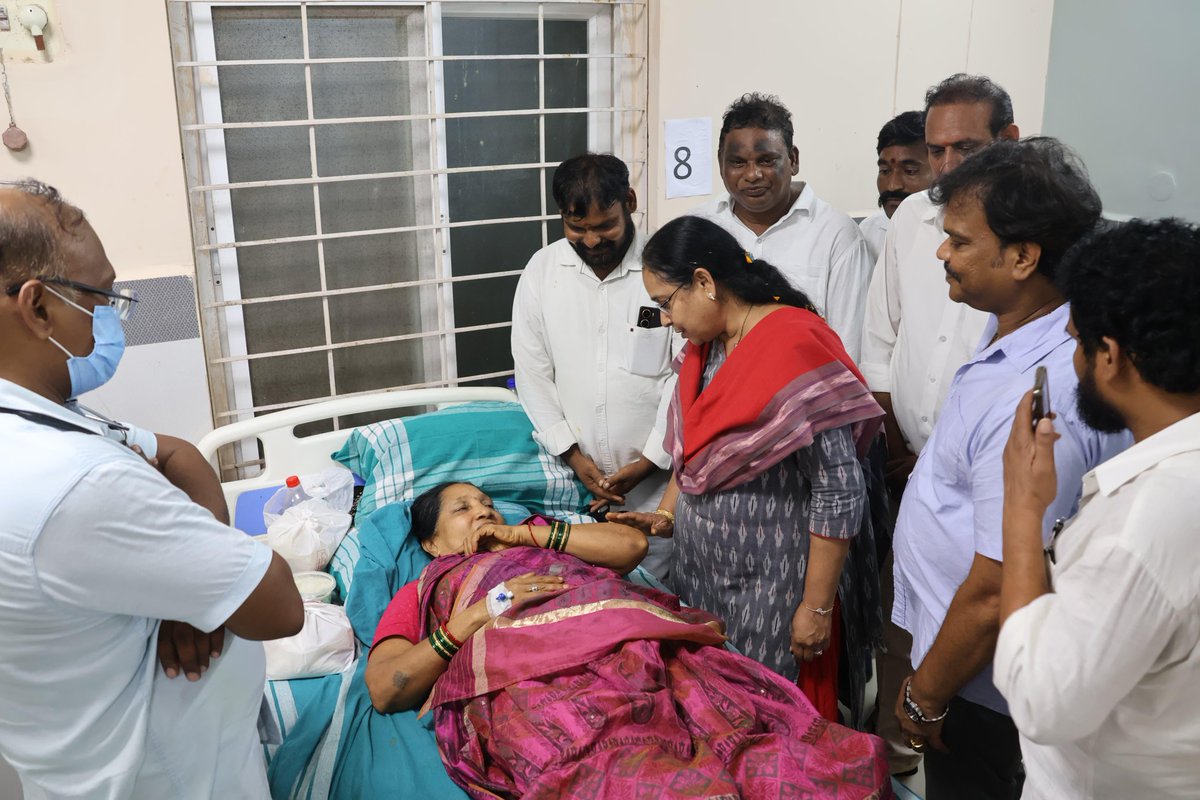 JanaSenaParty's tweet image. శ్రీకాకుళం జిల్లా, పలాస - కాశీబుగ్గలోని శ్రీ వెంకటేశ్వర స్వామి వారి ఆలయంలో ఏకాదశి సందర్భంగా భక్తుల రద్దీ కారణంగా జరిగిన తొక్కిసలాటలో 9 మంది భక్తులు దుర్మరణం పాలవ్వడం, 17 మంది గాయపడడం అత్యంత దురదృష్టకరమని నెల్లిమర్ల ఎమ్మెల్యే శ్రీమతి @LokamMadhavi , విశాఖ దక్షిణ ఎమ్మెల్యే శ్రీ…