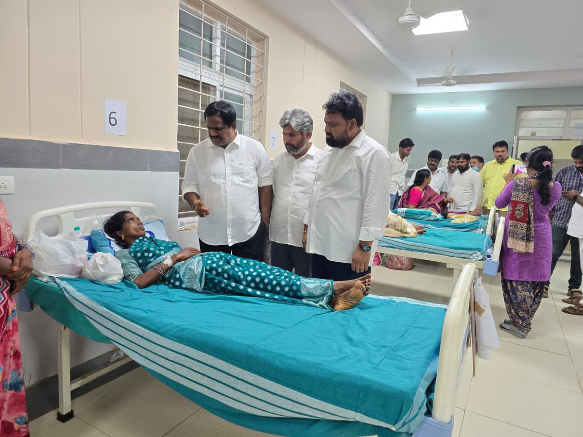 JanaSenaParty's tweet image. శ్రీకాకుళం జిల్లా, పలాస - కాశీబుగ్గలోని శ్రీ వెంకటేశ్వర స్వామి వారి ఆలయంలో ఏకాదశి సందర్భంగా భక్తుల రద్దీ కారణంగా జరిగిన తొక్కిసలాటలో 9 మంది భక్తులు దుర్మరణం పాలవ్వడం, 17 మంది గాయపడడం అత్యంత దురదృష్టకరమని నెల్లిమర్ల ఎమ్మెల్యే శ్రీమతి @LokamMadhavi , విశాఖ దక్షిణ ఎమ్మెల్యే శ్రీ…