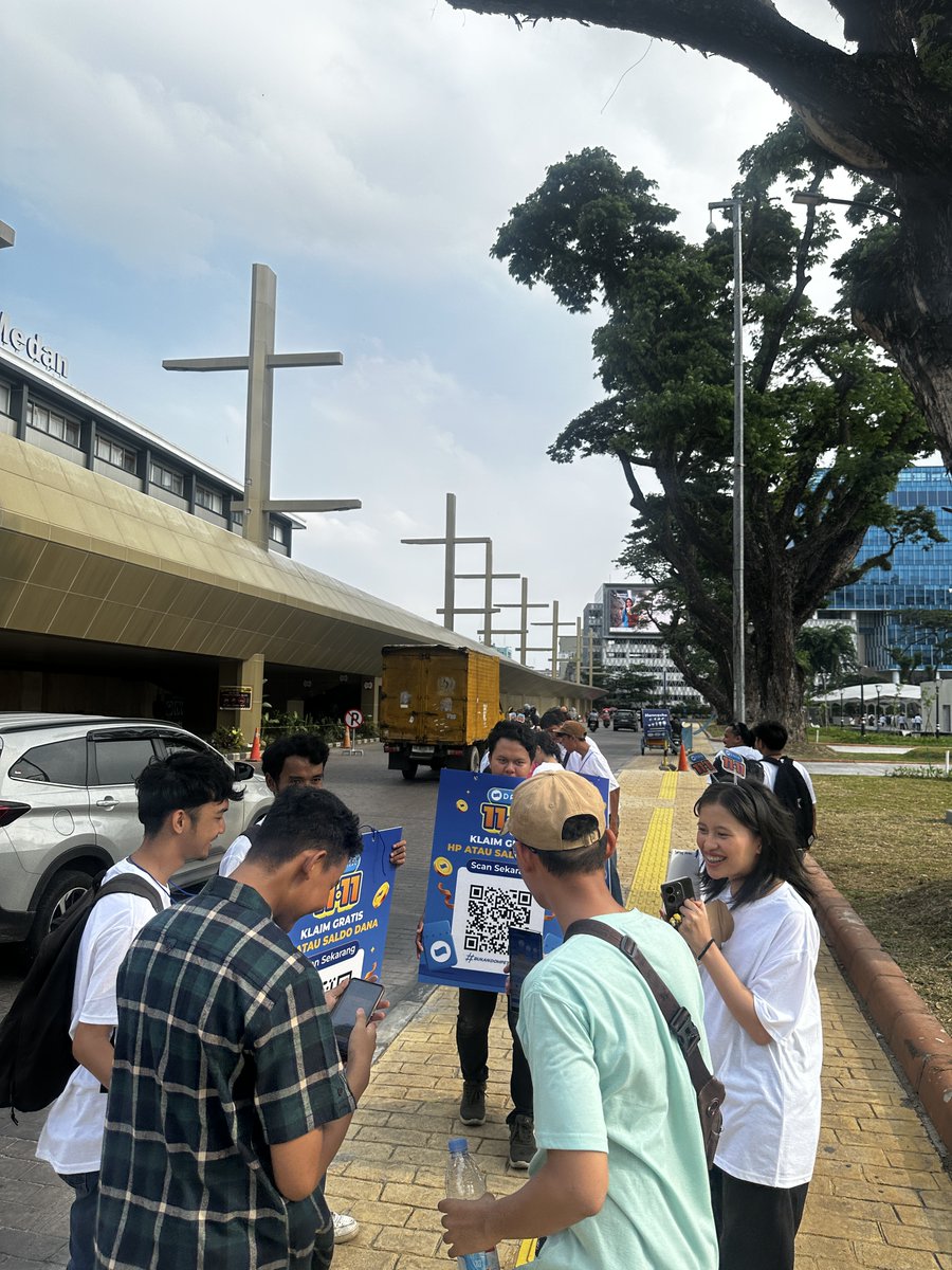 uppilufi's tweet image. Tadi sempet liat orang DANA bawa papan QR di Taman Merdeka Medan, rame banget yg scan  Gw coba juga dan dapet saldo