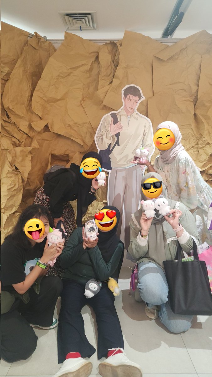 Last but not least~ the last standee with Hamin's girls

<a href="/yepllidesu/">Hasnaa</a> <a href="/bambyidolaku/">Sasa</a> <a href="/chaerinbam/">Rin~ 🩷</a> <a href="/sangminaw/">nao 🌟</a> 

Yey! One of my missions is complete!