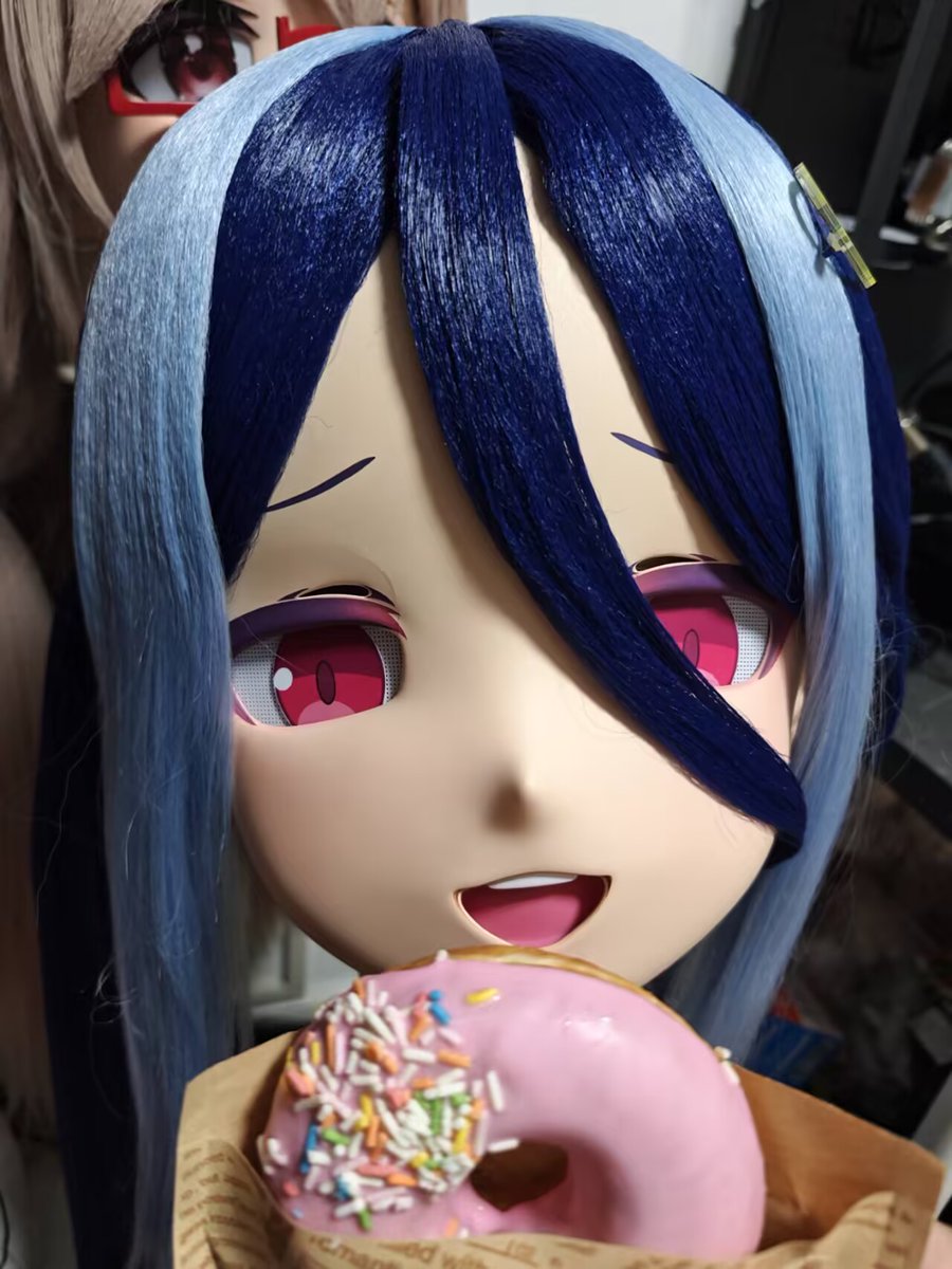 给甜甜圈小孩喂甜甜圈