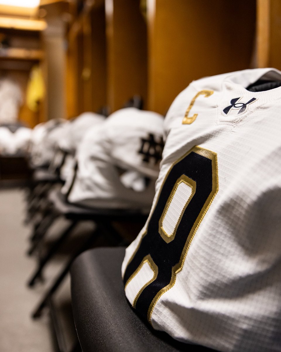 La frustración de la defensa se transforma en un coraje para atacar con furia y recuperar el balón cuando el pase de James es interceptado por Adon Shuler (8) en la yarda 4 de Notre Dame. #NDvsBC #GráficoSports <a href="/rocksportsnet/">@rocksportsnet</a>  📷: ND Athletics