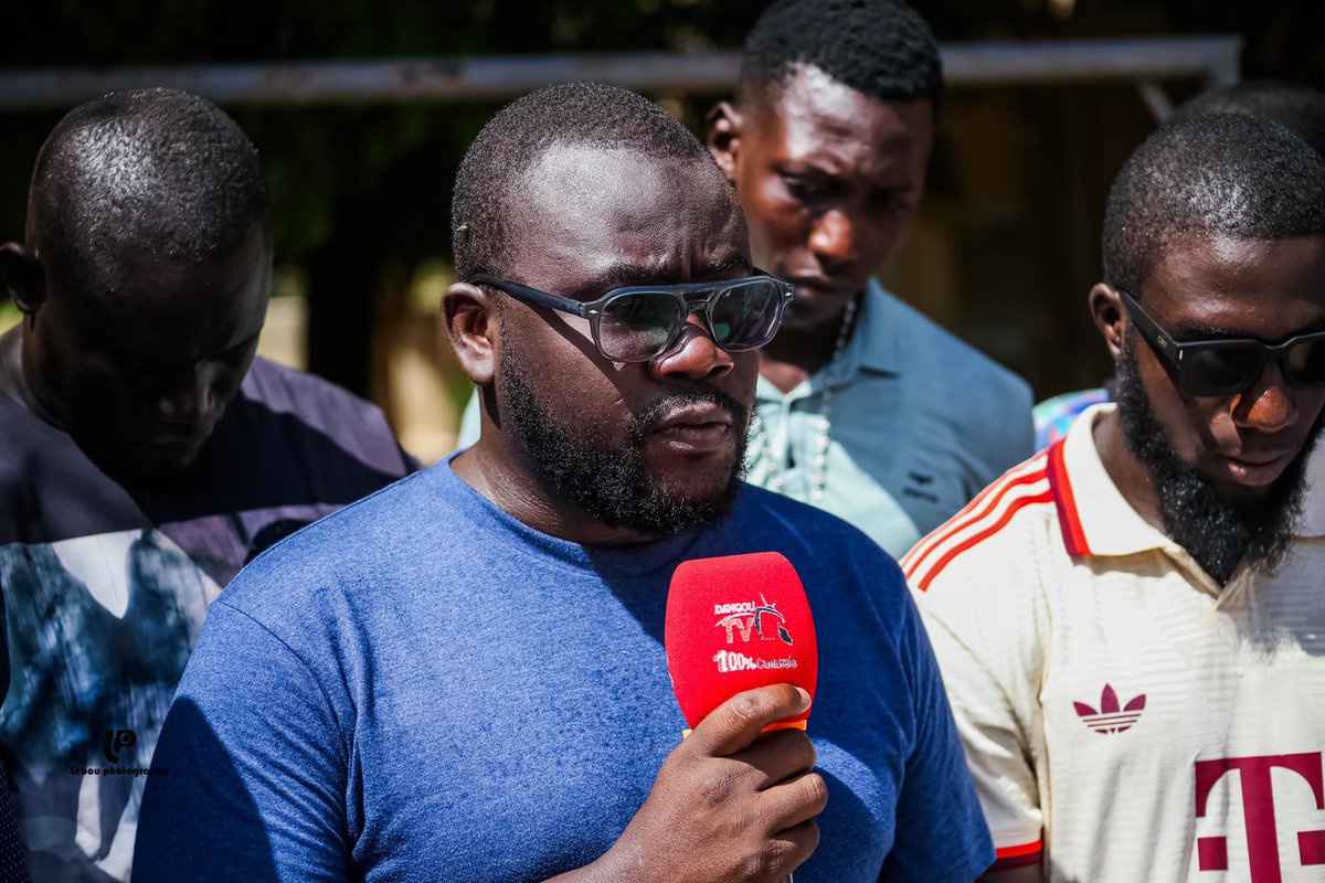 Ce Samedi, nous avons répondu à l'appel du Conseil de quartier de Dangou et de Asc Lebougui  pour la réfection de l'école Ousmane Mbengue
L'initiative des acteurs communautaires est à saluer, l'école est le bien de tous, l'entretenir doit être un sacerdoce pour tous
#DomouDeukBi