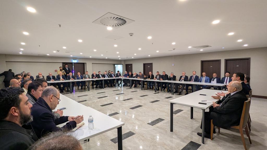 Genişletilmiş Saadet Eğitim Kampı
01.11.2025 • Bischofsheim

Eğitim Kampı Programı sonunda Saadet Partisi Genel Başkanımız Mahmut Arıkan, Bölge Başkanlarımızla istişare toplantısı yaptı. Teşkilat çalışmalarının değerlendirilerek yol haritasının ele alındığı toplantıda, sahadaki