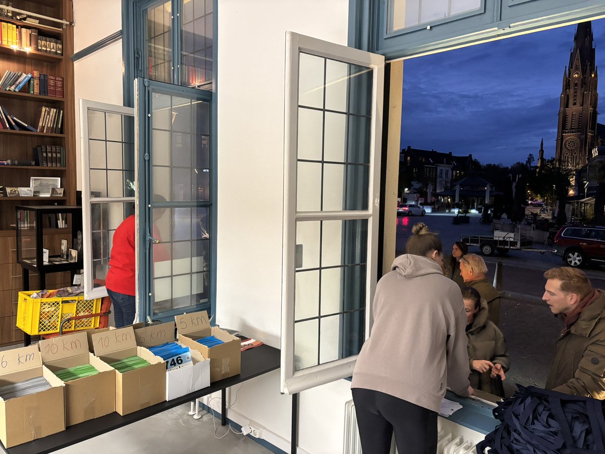 krollenloop's tweet image. De routes zijn uitgezet. Startnummers zijn massaal afgehaald bij de bibliotheek, de medailles liggen stralend te wachten en de krollen zijn versgebakken. Alles staat startklaar voor de lekkerste loop van Brabant: de Krollenloop! De eerste afstand start om 12.00 uur.