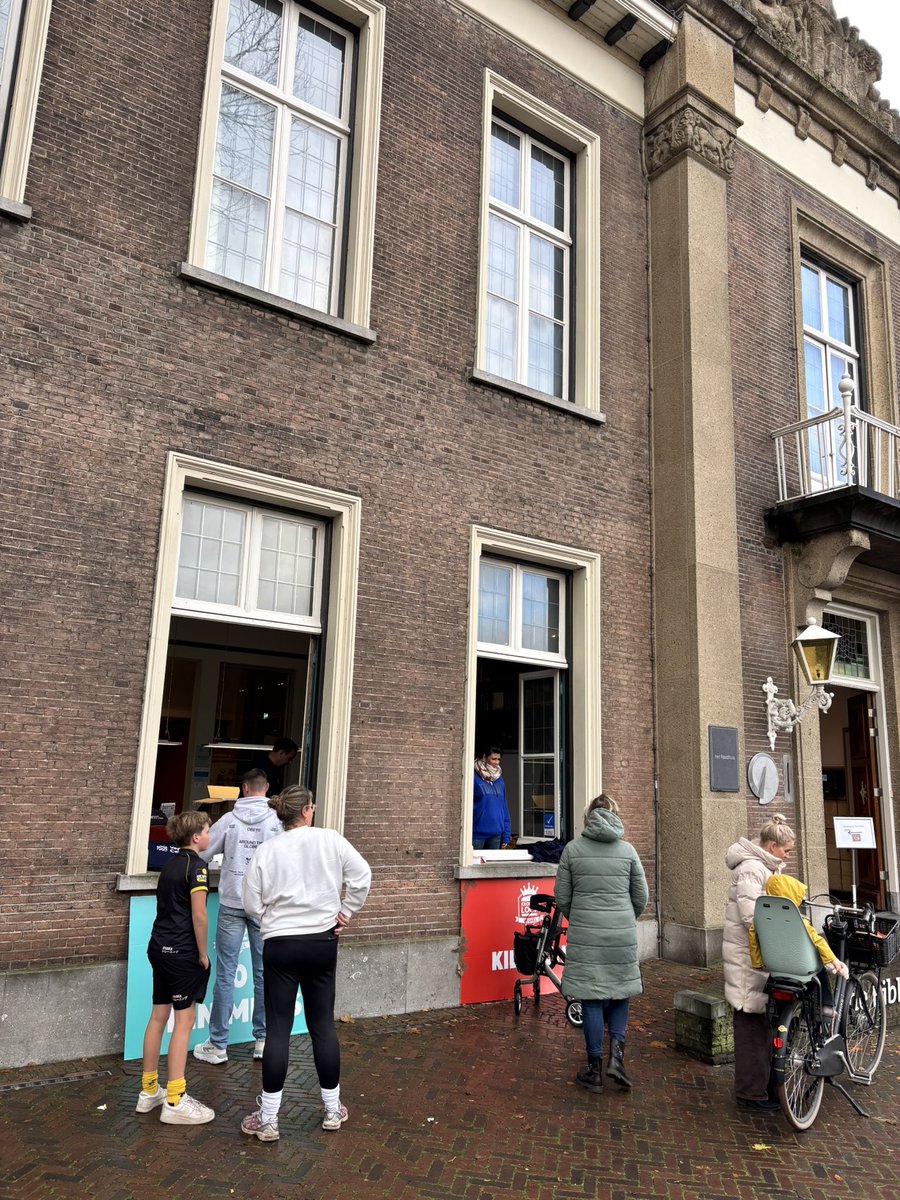 krollenloop's tweet image. De routes zijn uitgezet. Startnummers zijn massaal afgehaald bij de bibliotheek, de medailles liggen stralend te wachten en de krollen zijn versgebakken. Alles staat startklaar voor de lekkerste loop van Brabant: de Krollenloop! De eerste afstand start om 12.00 uur.