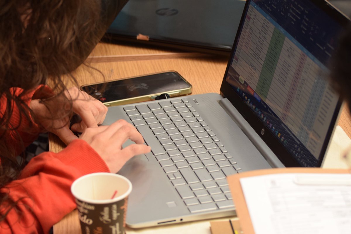 Ciberpazcolombi's tweet image. 👉🏼Durante la mañana, los equipos trabajaron en propuestas que abordaron temas como:
🚦Movilidad urbana
🌱Medio ambiente
🔒Seguridad digital
🌐Inclusión tecnológica
💬Derechos digitales
#HackatónCiberPaz