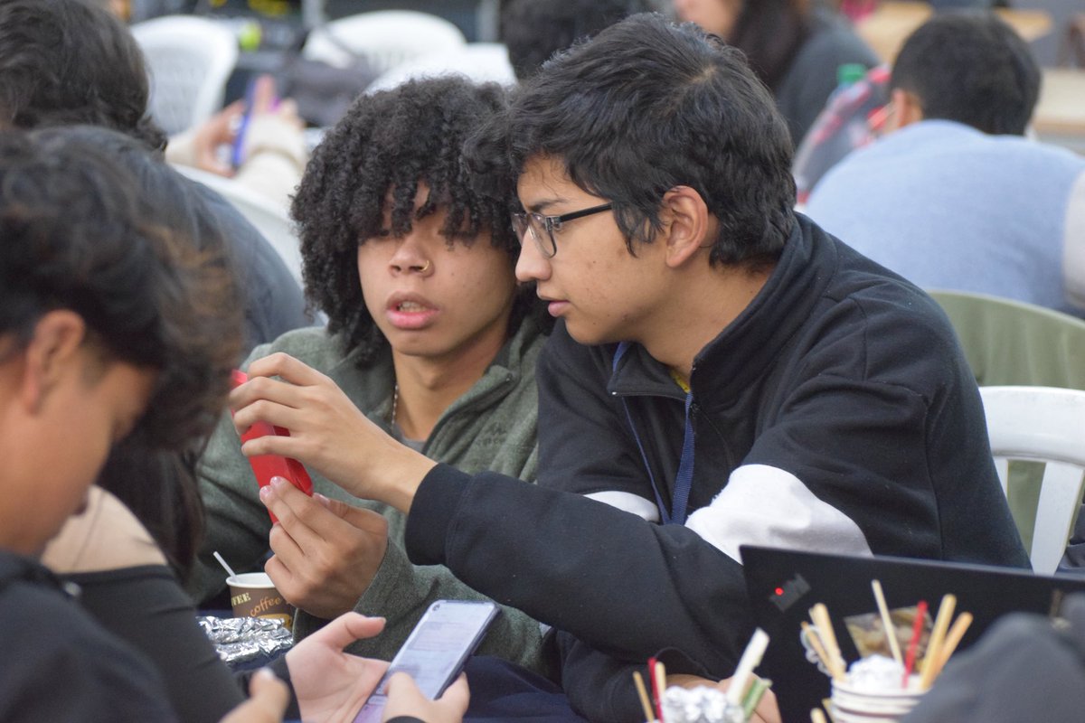 Ciberpazcolombi's tweet image. 💻👨‍💻Cada grupo identificó una problemática real en su entorno: desde los retos de movilidad en la ciudad, hasta las dificultades ambientales y de seguridad en barrios como María Paz, o las necesidades del campo bogotano. #TransformaciónDigital #CiberPaz