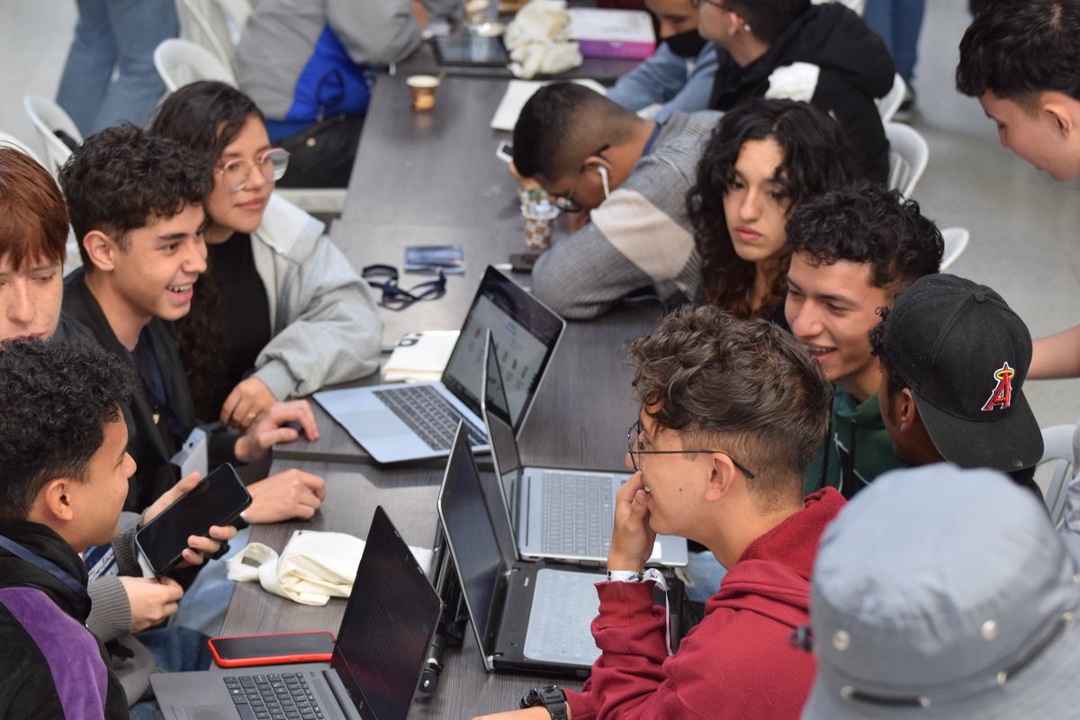 Ciberpazcolombi's tweet image. 💻👨‍💻Cada grupo identificó una problemática real en su entorno: desde los retos de movilidad en la ciudad, hasta las dificultades ambientales y de seguridad en barrios como María Paz, o las necesidades del campo bogotano. #TransformaciónDigital #CiberPaz