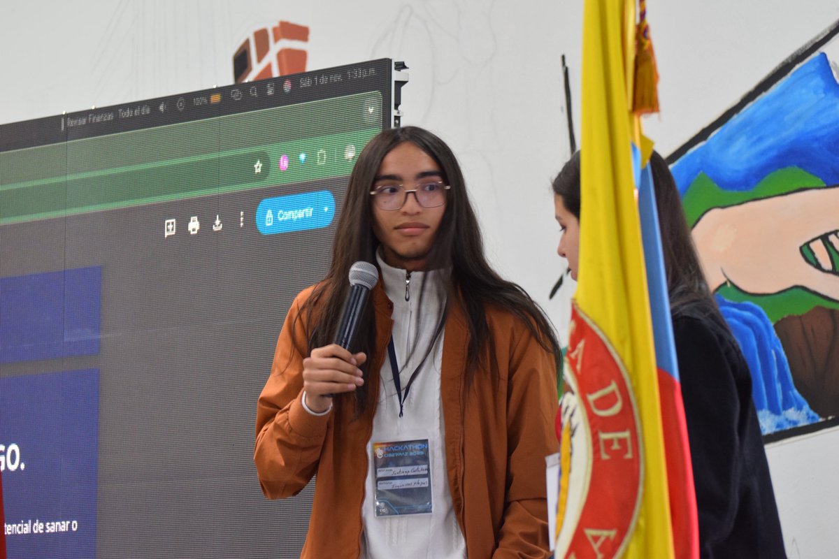 Ciberpazcolombi's tweet image. Llegó uno de los momentos más esperados del día: los pitches. 🗣️
Cada grupo tuvo entre 2 y 3 minutos para presentar su idea ante el jurado y contar por qué su solución debía ser la ganadora. 
#HackatónCiberPaz ✌🏼