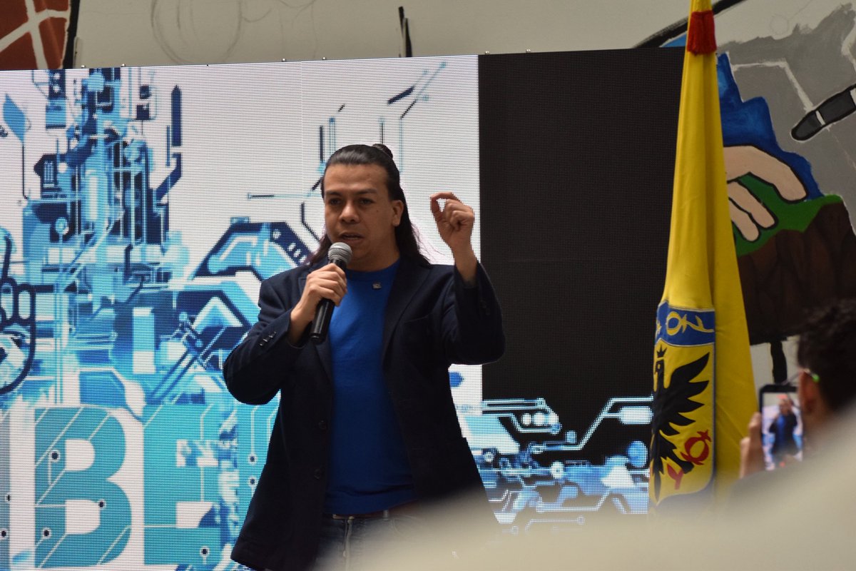 Ciberpazcolombi's tweet image. “Lo que Colombia tiene es talento.”
Esa fue la frase que mejor definió el espíritu de la jornada.
Porque detrás de cada idea hubo compromiso, empatía y una visión clara de futuro. Así lo explicó nuestro viceministro (e) @alexballenci 
#CiberPaz #MinTIC 📢