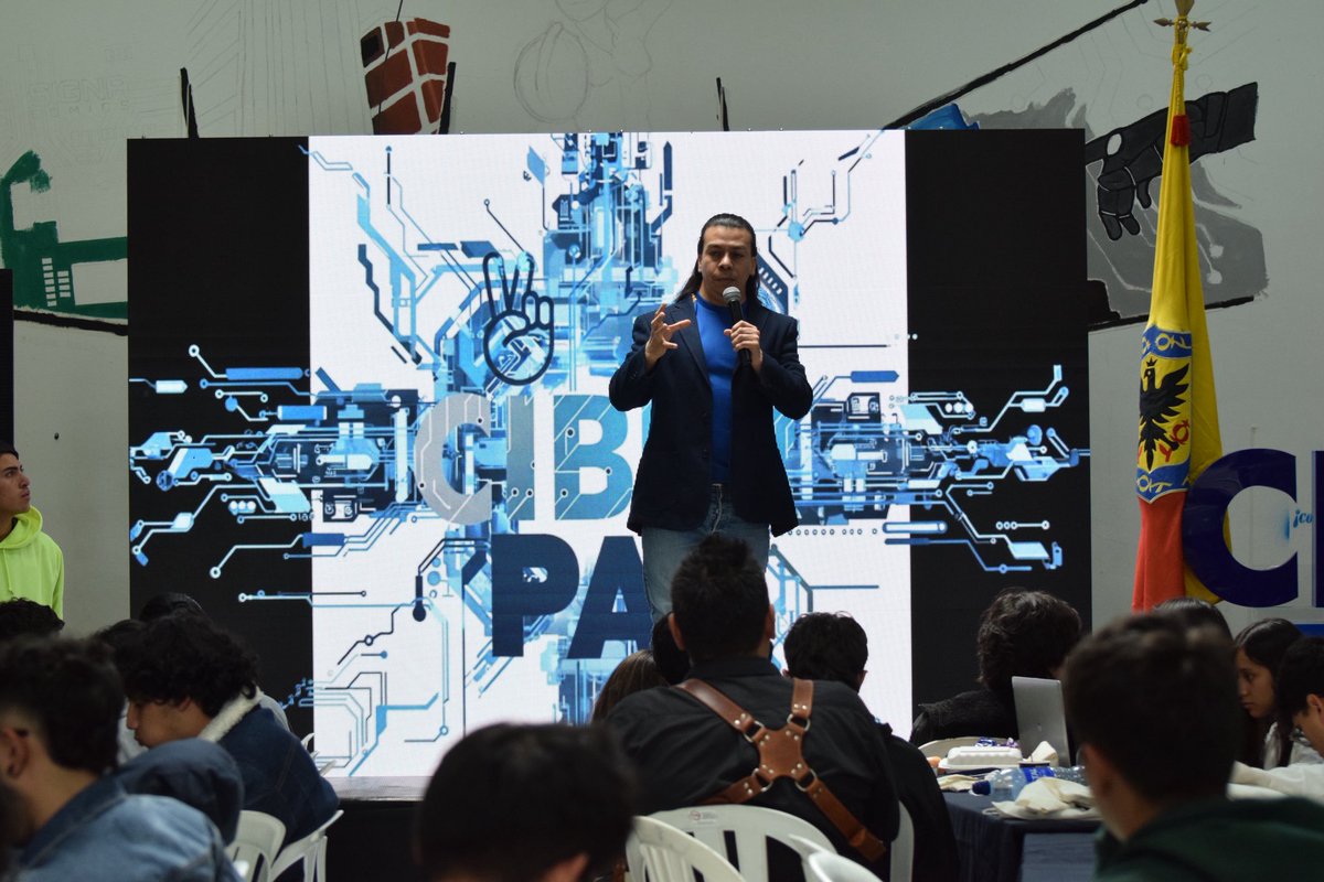 Ciberpazcolombi's tweet image. “Lo que Colombia tiene es talento.”
Esa fue la frase que mejor definió el espíritu de la jornada.
Porque detrás de cada idea hubo compromiso, empatía y una visión clara de futuro. Así lo explicó nuestro viceministro (e) @alexballenci 
#CiberPaz #MinTIC 📢