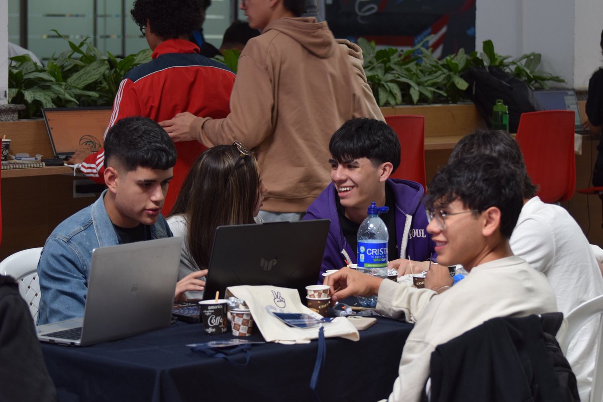 Ciberpazcolombi's tweet image. La #HackatónCiberPaz no solo deja proyectos: deja aprendizajes, alianzas, y una certeza…
👉🏼 Que la transformación digital se construye desde las universidades, con jóvenes que piensan en comunidad.