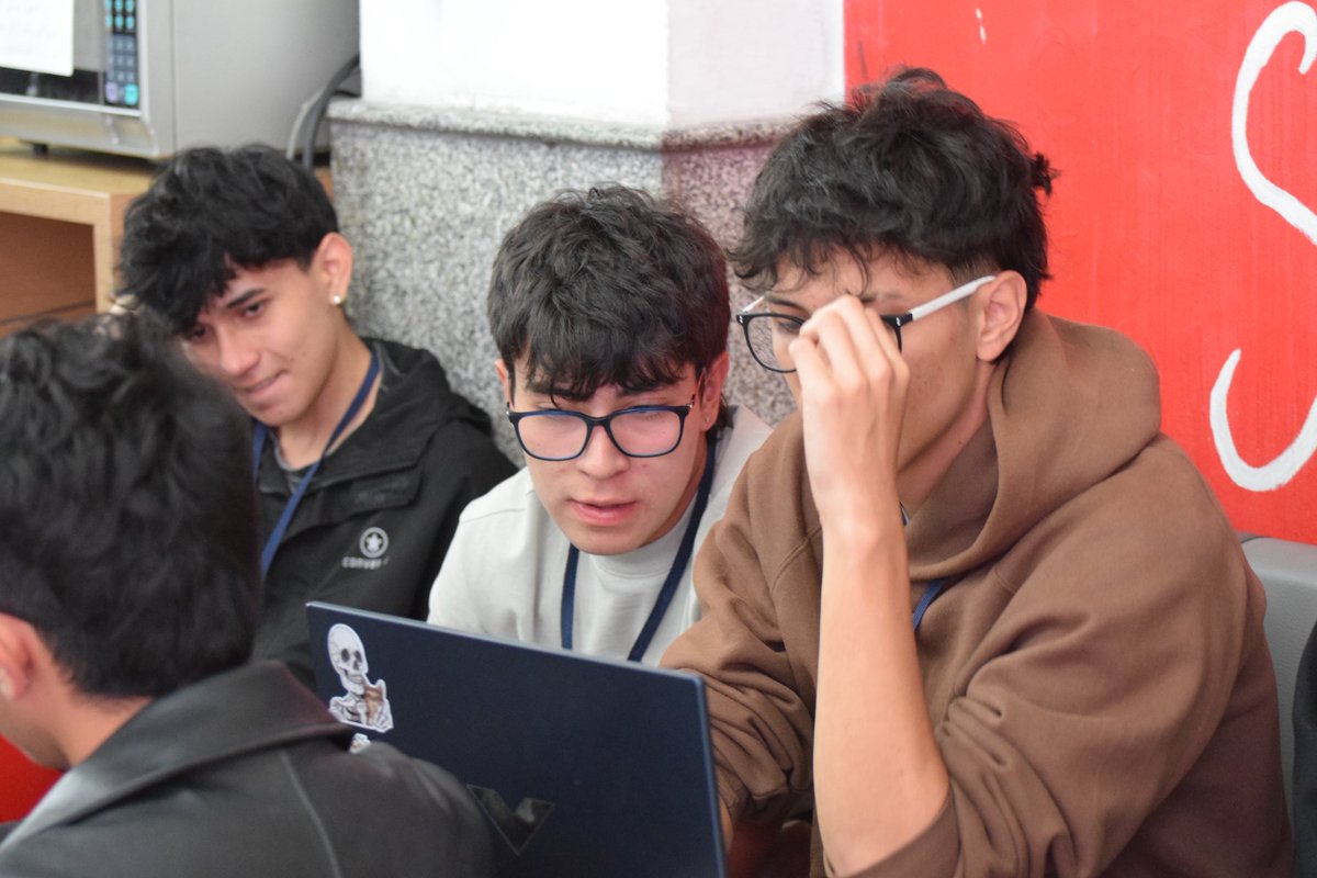 Ciberpazcolombi's tweet image. La #HackatónCiberPaz no solo deja proyectos: deja aprendizajes, alianzas, y una certeza…
👉🏼 Que la transformación digital se construye desde las universidades, con jóvenes que piensan en comunidad.