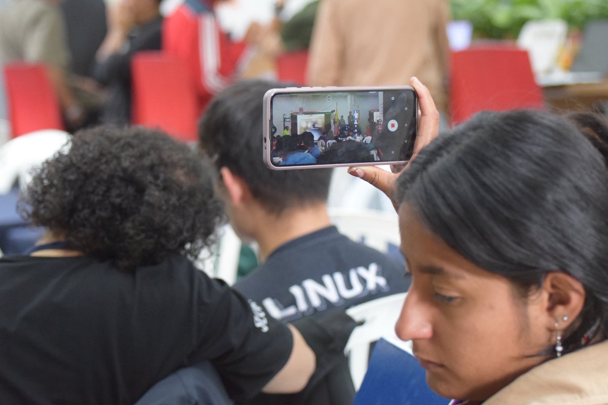 Ciberpazcolombi's tweet image. 🌆La tarde cerró con un concierto de rap y música local, un espacio para celebrar la creatividad, la diversidad y la unión entre tecnología y cultura.
Así suena la #CiberPaz en Bogotá.