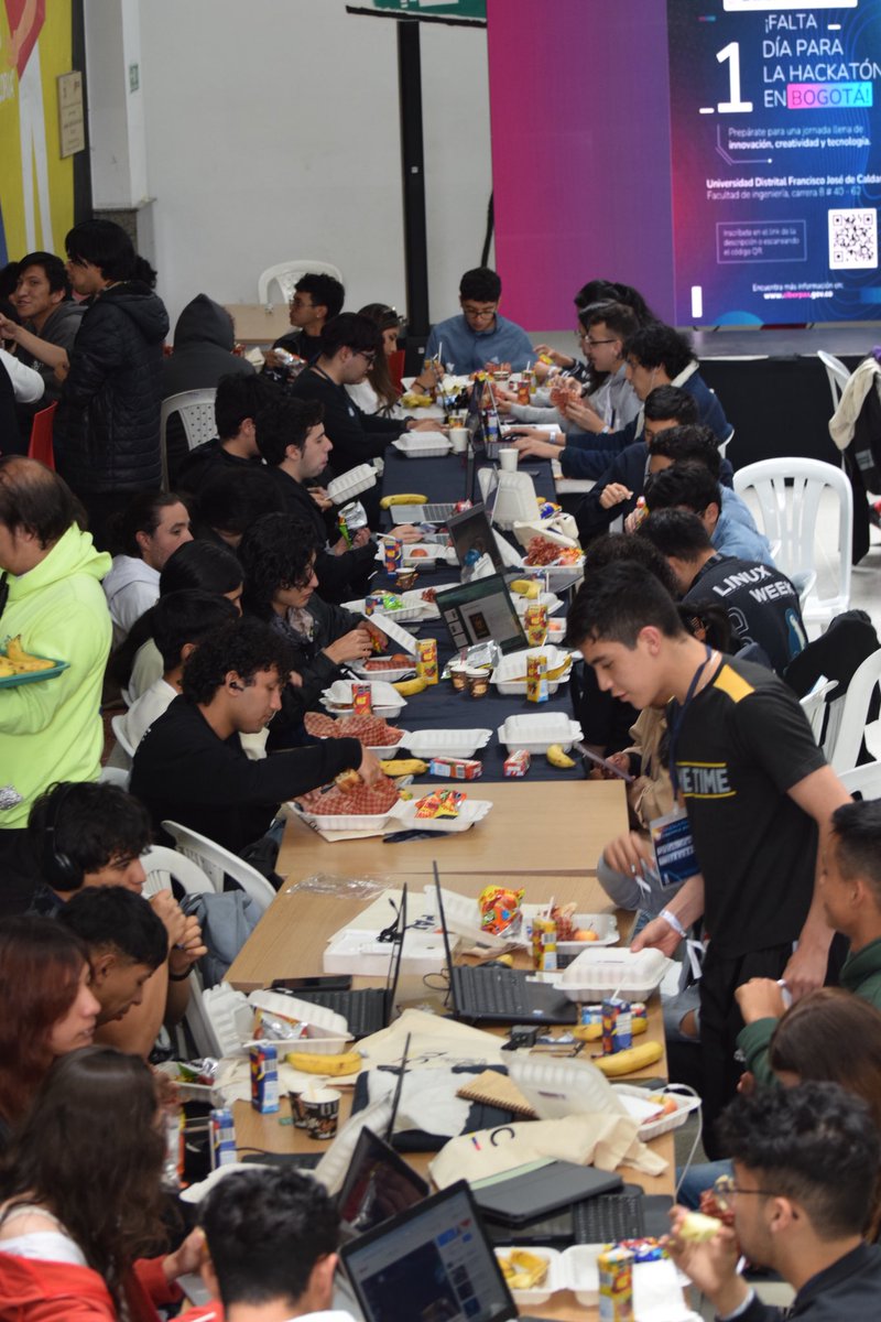 Ciberpazcolombi's tweet image. 🌆La tarde cerró con un concierto de rap y música local, un espacio para celebrar la creatividad, la diversidad y la unión entre tecnología y cultura.
Así suena la #CiberPaz en Bogotá.