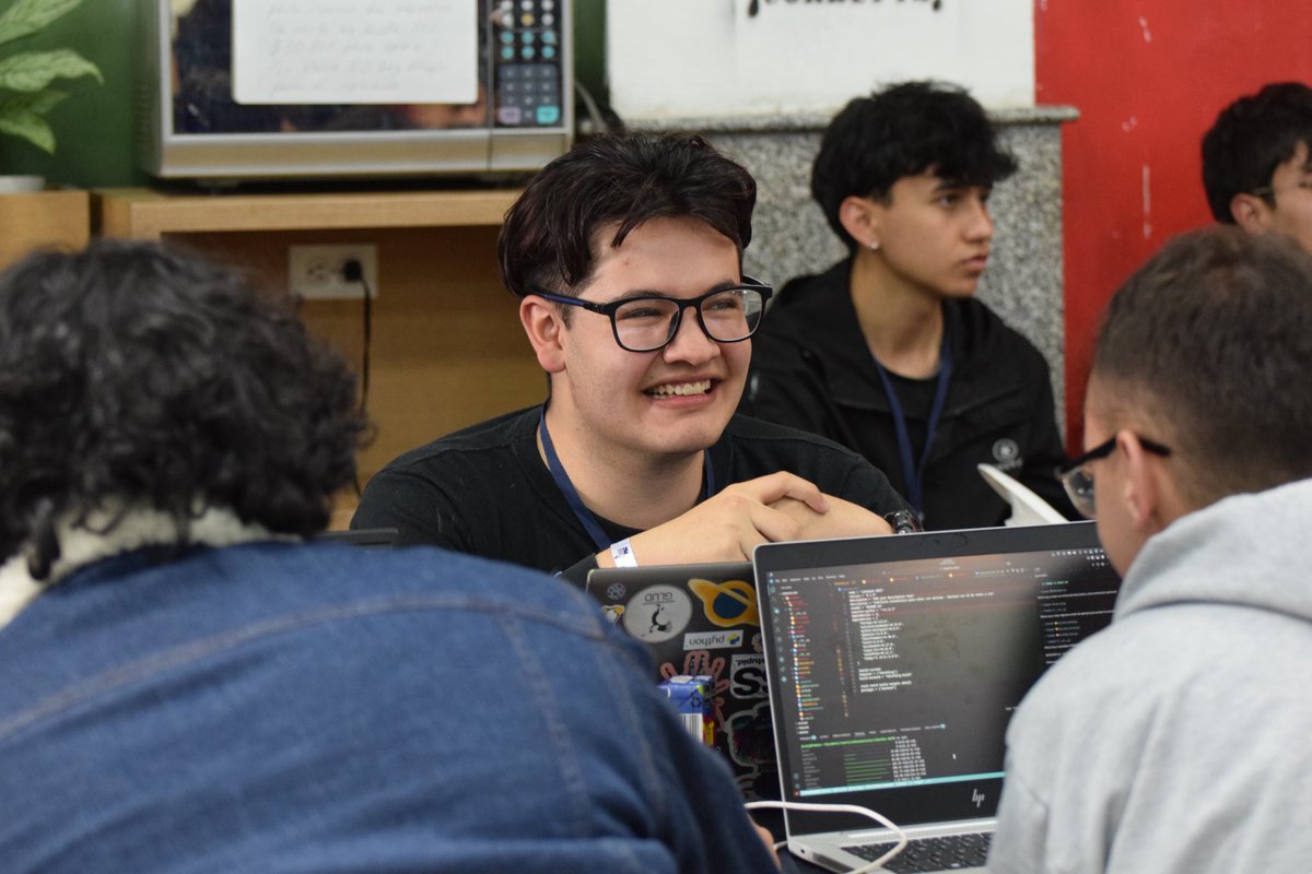 Ciberpazcolombi's tweet image. 🌆La tarde cerró con un concierto de rap y música local, un espacio para celebrar la creatividad, la diversidad y la unión entre tecnología y cultura.
Así suena la #CiberPaz en Bogotá.