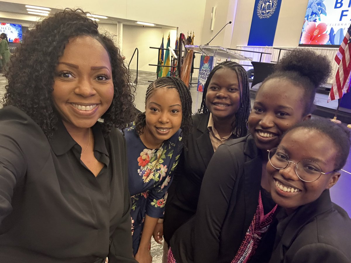 One thing I absolutely LOVE about working in education is running into my former students and witnessing their progress and hearing about their success! Now, they’re all in their 2nd year of college!! 🎉#proud #YourBestChoiceMDCPS 
<a href="/NMSPIONEERS/">North Miami Senior</a>