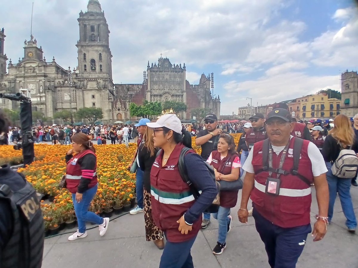 SPAOVP_CDMX's tweet photo. Con motivo del #DesfileDelDíaDeMuertos, personal de la #SPARVP, en coordinación con la @SSC_CDMX, realiza acciones de 🚫🚫venta en vía pública y retiro de venta de alcohol, para garantizar el desarrollo adecuado de las actividades del desfile, hacia el #Zócalo y la #MegaOfrenda💀 https://t.co/2TNxE0o9FK