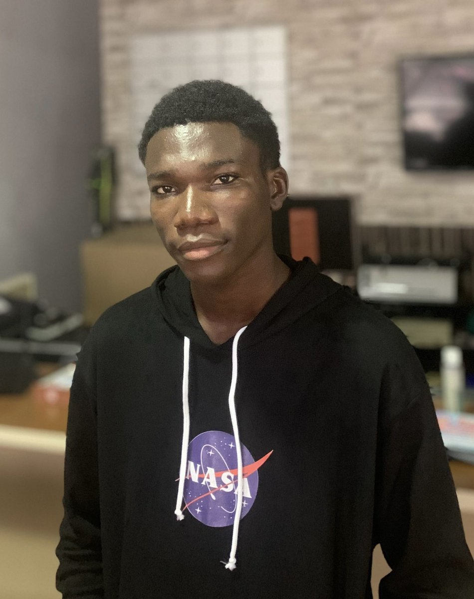 OBAZEEmmanuel1's tweet image. I finally got into NASA!!!!!
(the building for now 😂)
But seriously, standing there hit different. For over 9 years this has been my dream, but it felt impossible. Like something only "other people" got to dream about.
I'm so happy to finally achieve this, but here's the…