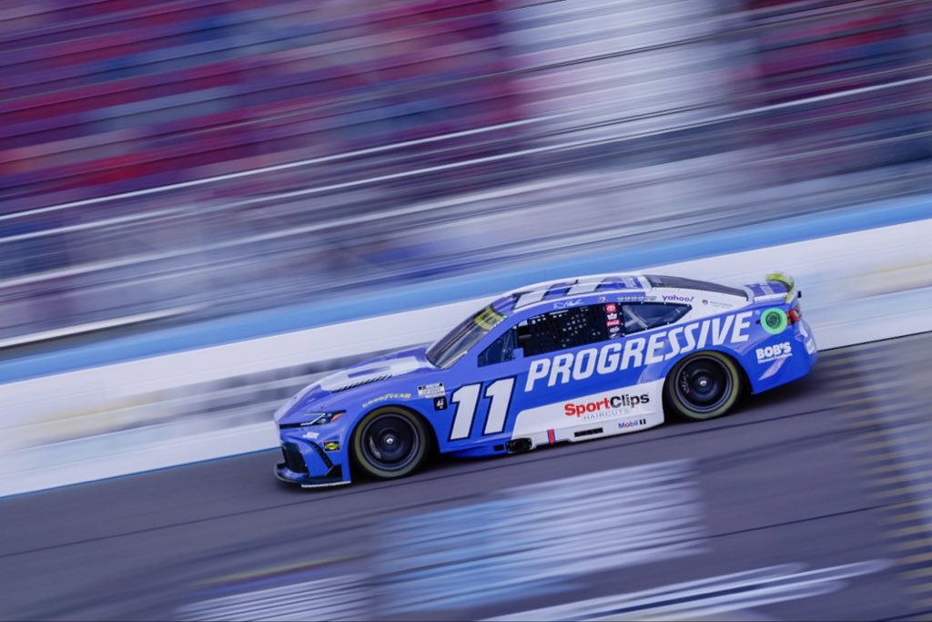 Denny Hamlin wins the pole at <a href="/phoenixraceway/">Phoenix Raceway</a>! #A11In