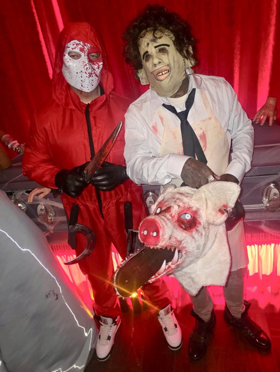 Another Halloween in the books.. Last night the Serial Killers showed up at Heidi Klum’s annual party.. @treachtribe is Leather Face 🪓 @Cocosworld Killed it as usual..🔪