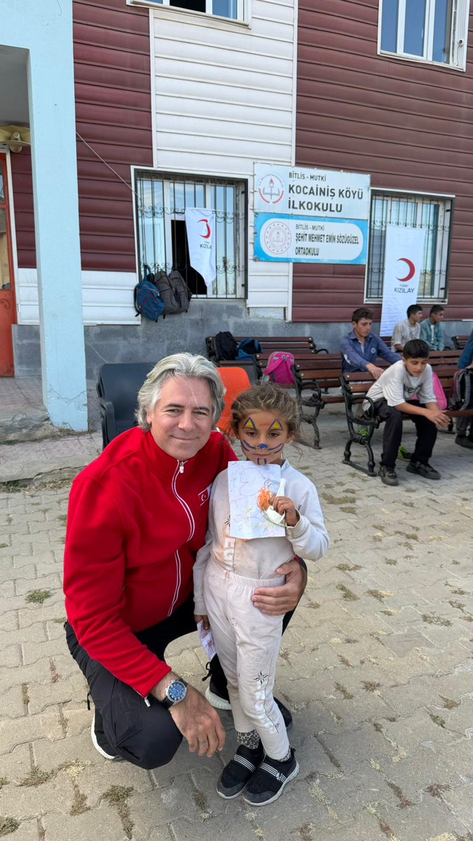 Uludağ, Erciyes, Ağrı, Süphan’a
İnersen-çıkarsan, bu vatan senin.
Sivas’tan Hatay’a, Ağrı’dan Van’a
Şefkatle bakarsan, bu vatan senin.
…
Anadolu Türk’ün olduğu gibi
Fatih’in Bizans’ı aldığı gibi
Okların kalkanı deldiği gibi
Bir ateş yakarsan, bu vatan senin.
-Abdürrahim KARAKOÇ