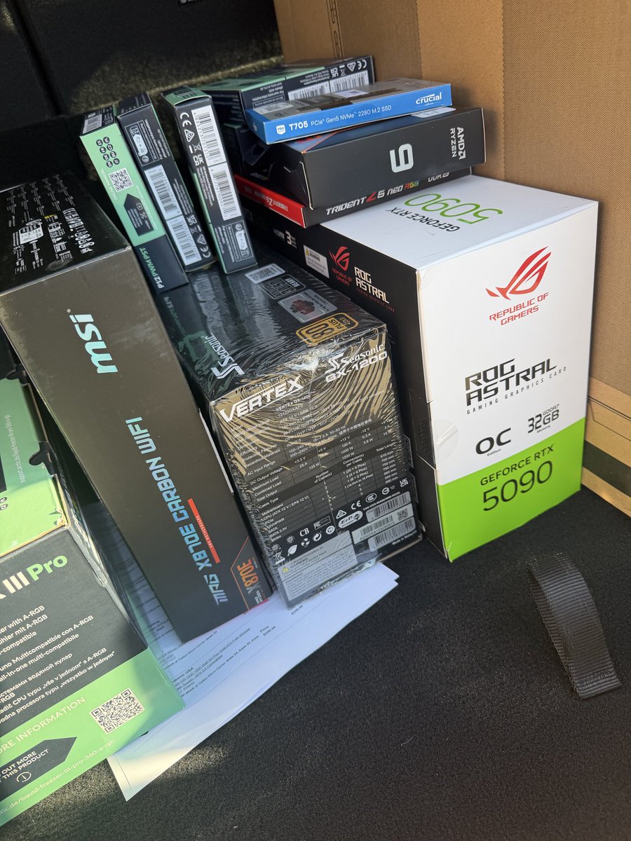 LVNDMARK tweet media