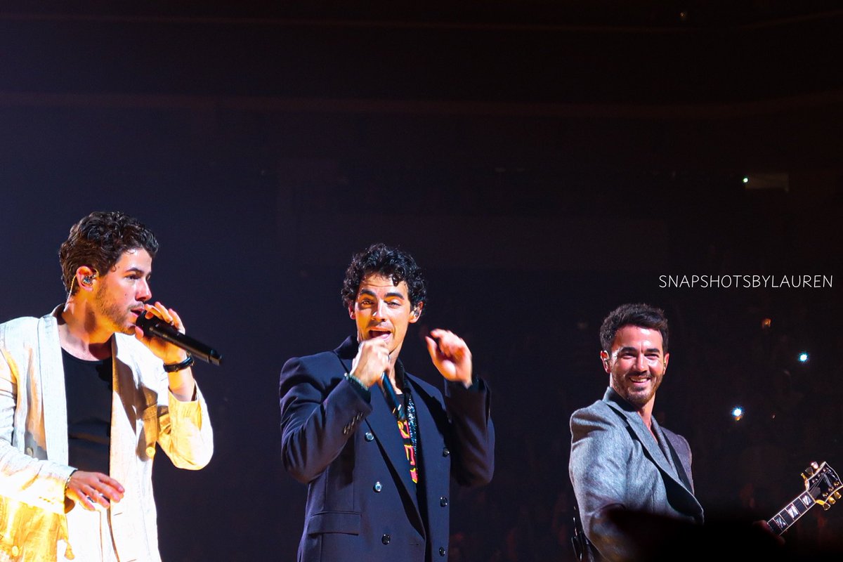 Jonas Brothers || @ Golden 1 Center 

09 • 26• 25 

#jonasbrothers #greetingsfromyourhometowntour #nickjonas #joejonas #kevinjonas #sacramento #pointandshootconcertphotography  #snapshotsbylauren #concertphotography #photographer #cannong7xmarkii #livemusicphotographer