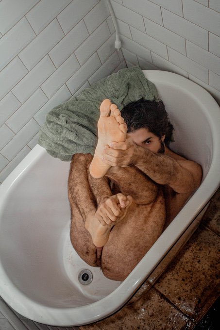 Liamneee's tweet photo. Bath or Shower https://t.co/8AQUfDnZD7