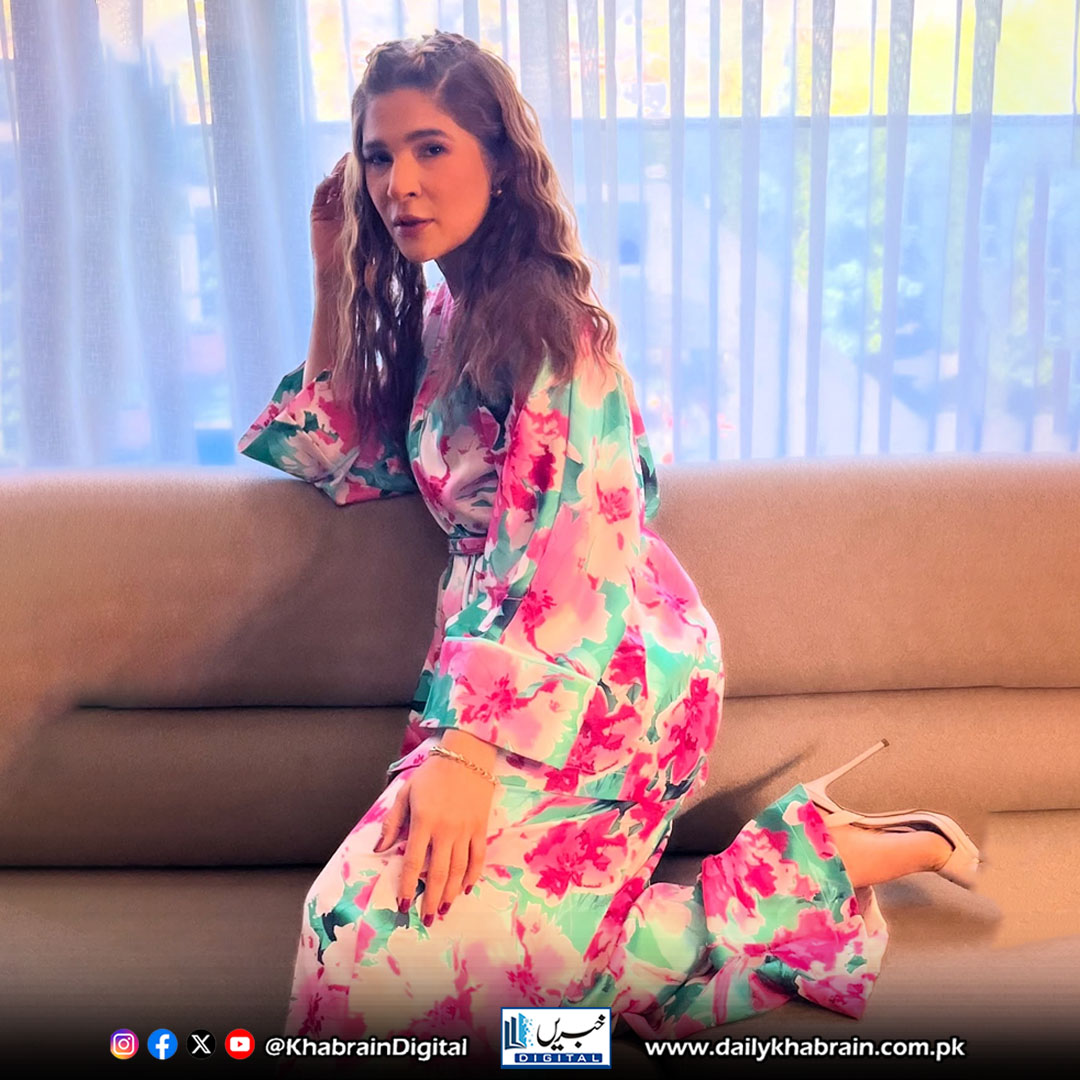 daily_khabrain's tweet image. سٹائل سکون اور روحانیت، نومبر لایا نیا فیشن لمحہ عائشہ عمر نے لانج پہنے قیامت ڈھا دی

#khabraindigital #AyeshaOmar #StyleIcon #FashionGoals #ChicLoungewear #EffortlessStyle #ModernElegance #LoungewearVibes #StyleInspo #GlamAndGrace #CasualChic