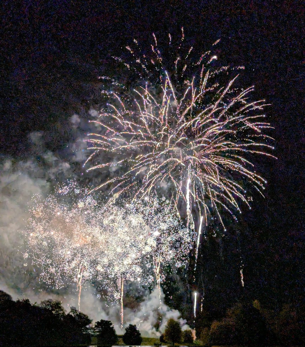 baslovia's tweet image. Great firework display at Chatsworth House this evening.