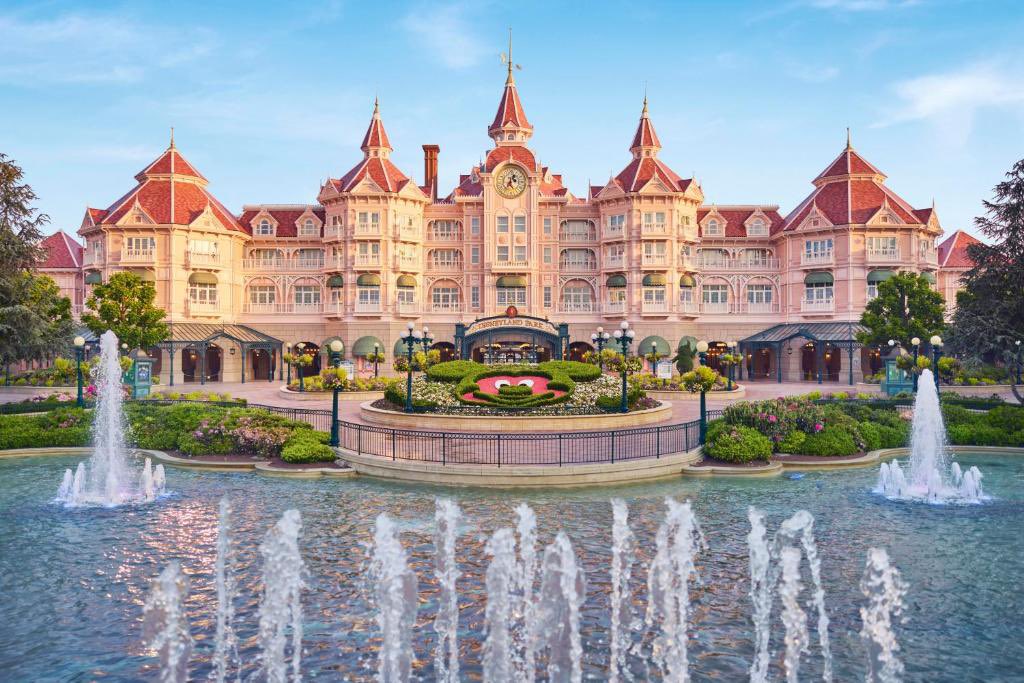 ultrosinfos's tweet image. ⚠️ #DisneylandParis a mis à jour son règlement. Il n’est plus possible d’accéder au Disneyland Hotel sans réservation.

Contrairement à son ouverture, ce changement ne devrait pas être temporaire.