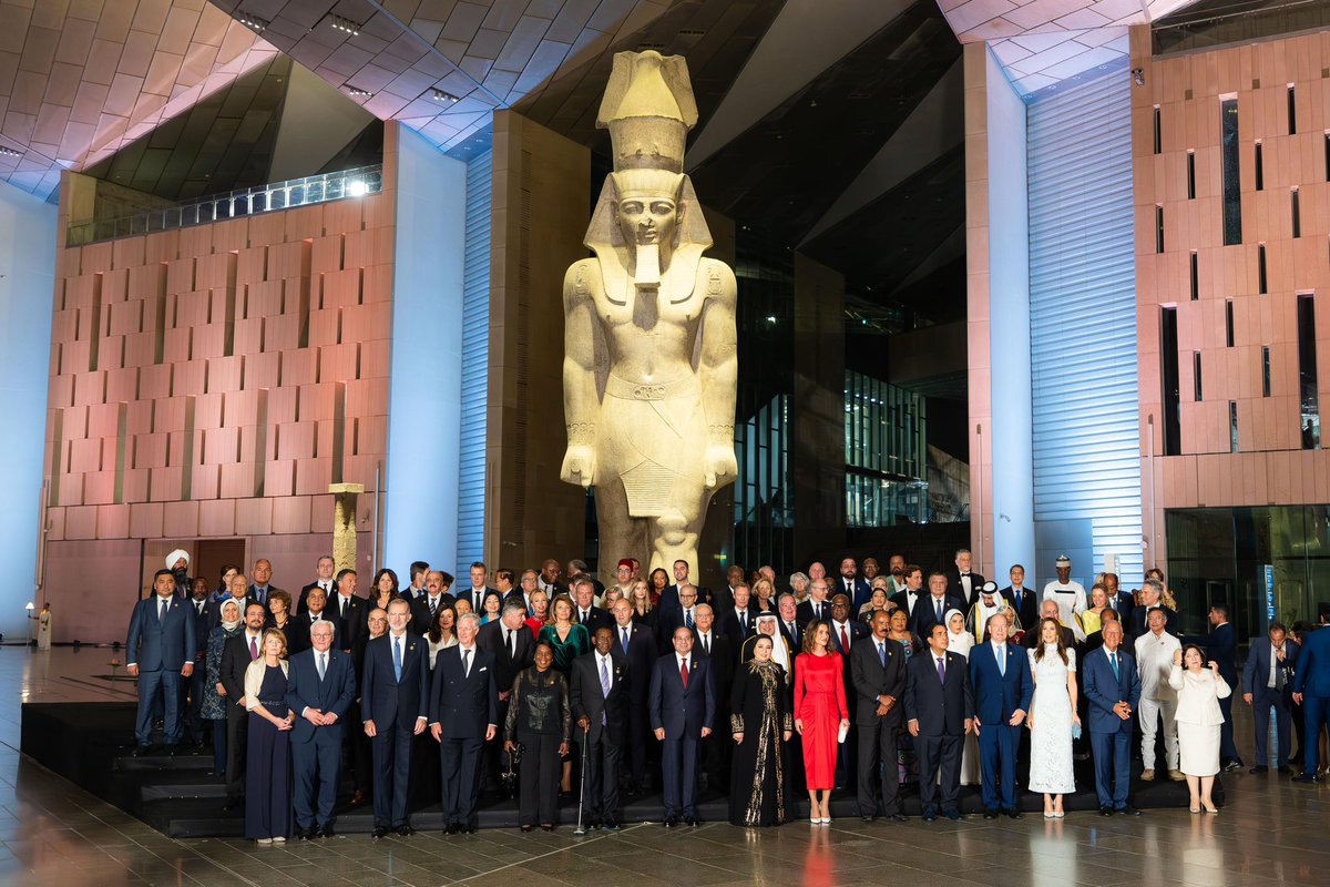 MonarchieBe's tweet photo. 👑 The King attends the inauguration ceremony of the @EgyptMuseumGem in Cairo.
👷‍♀️ It was built by @BESIXOfficial 🇧🇪, in partnership with Orascom 🇪🇬, and is entirely dedicated to Ancient Egypt.
💫 Its official inauguration is enhanced by a video mapping show by Dirty Monitor 🇧🇪. https://t.co/Bq3apxGvjS
