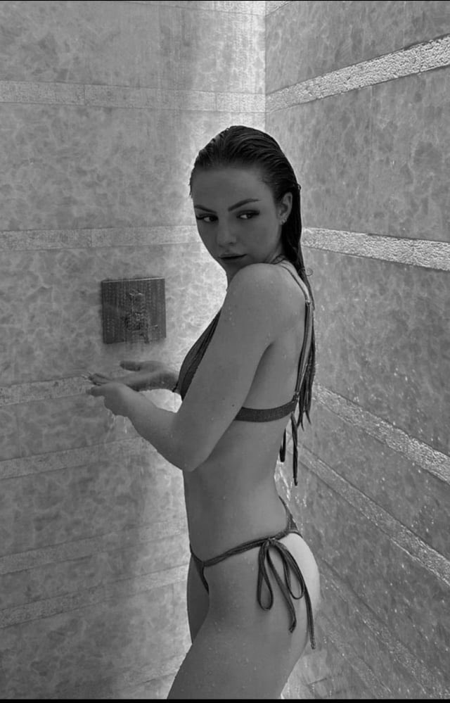 FrInfluenceuse's tweet image. julia-hlr ✨