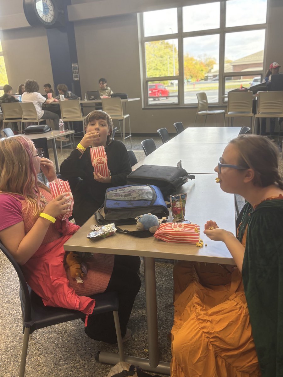 MapleCrestSTEM's tweet image. We’re so proud to celebrate our students’ academic excellence! THANK YOU to AMC Theatres for donating popcorn for our Honor Roll Social, hosted by the PTA, to recognize all students who earned Honor Roll this grading period. Congrats to everyone who achieved this honor! ❤️💙