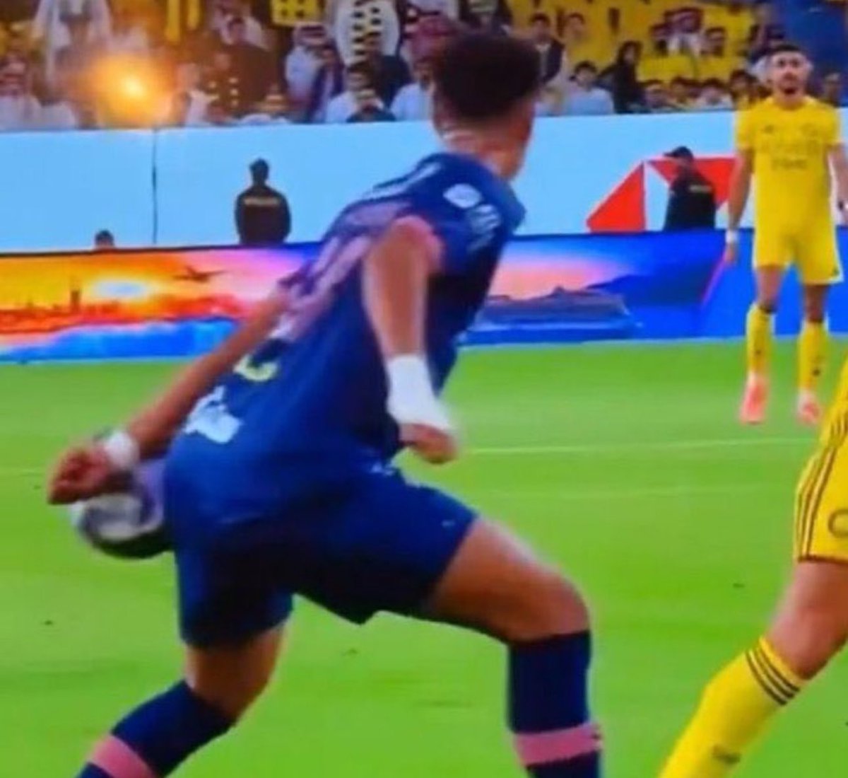 لك ان تتخيل يا عزيزي النصراوي ان نقاط المباراة كانت بتضيع عليك بسبب حكم سعودي فاشل، الحمدلله ربي نصرنا على الظالمين